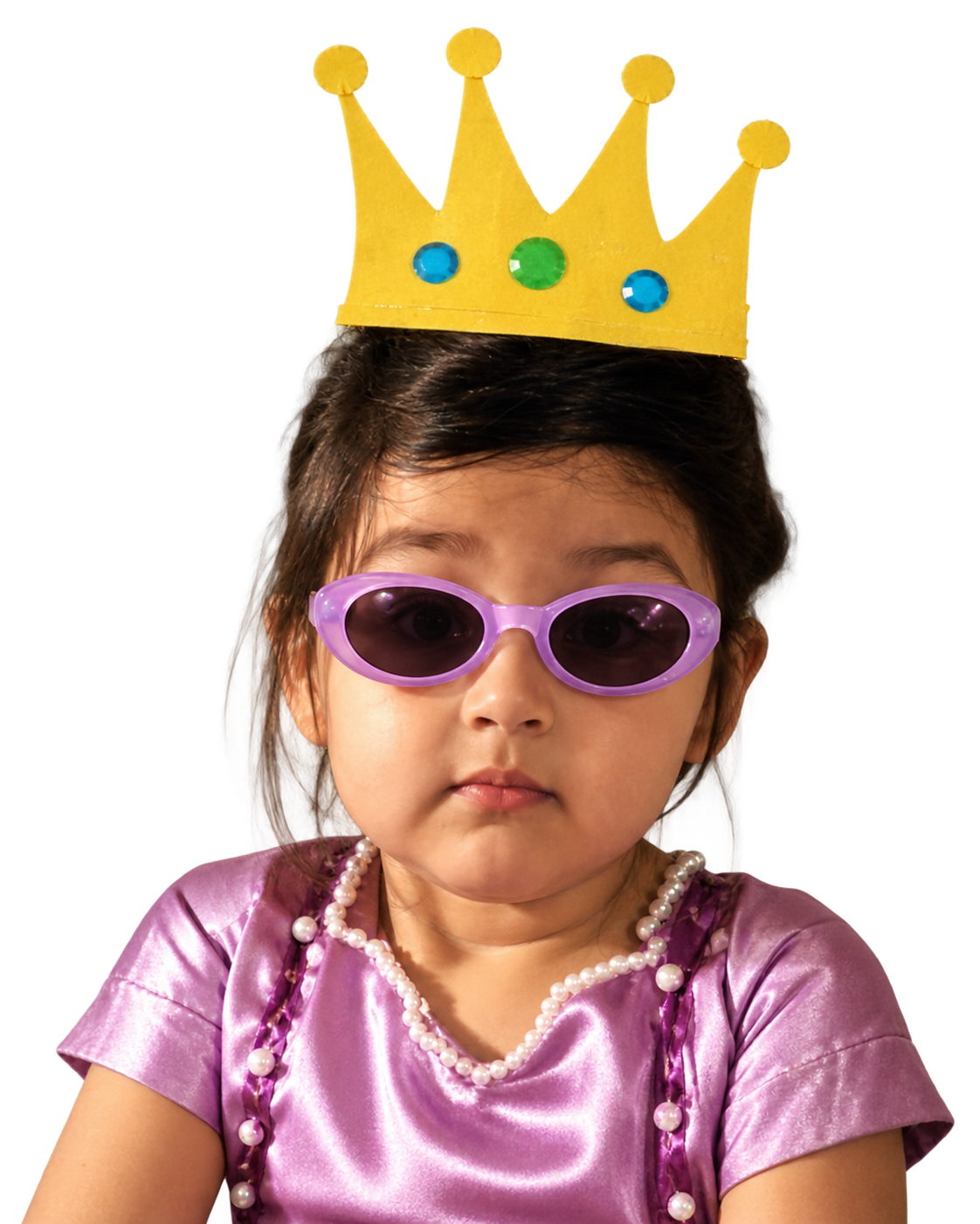 Thais de pequeña con su coronita amarilla y lentes ovalados lila.